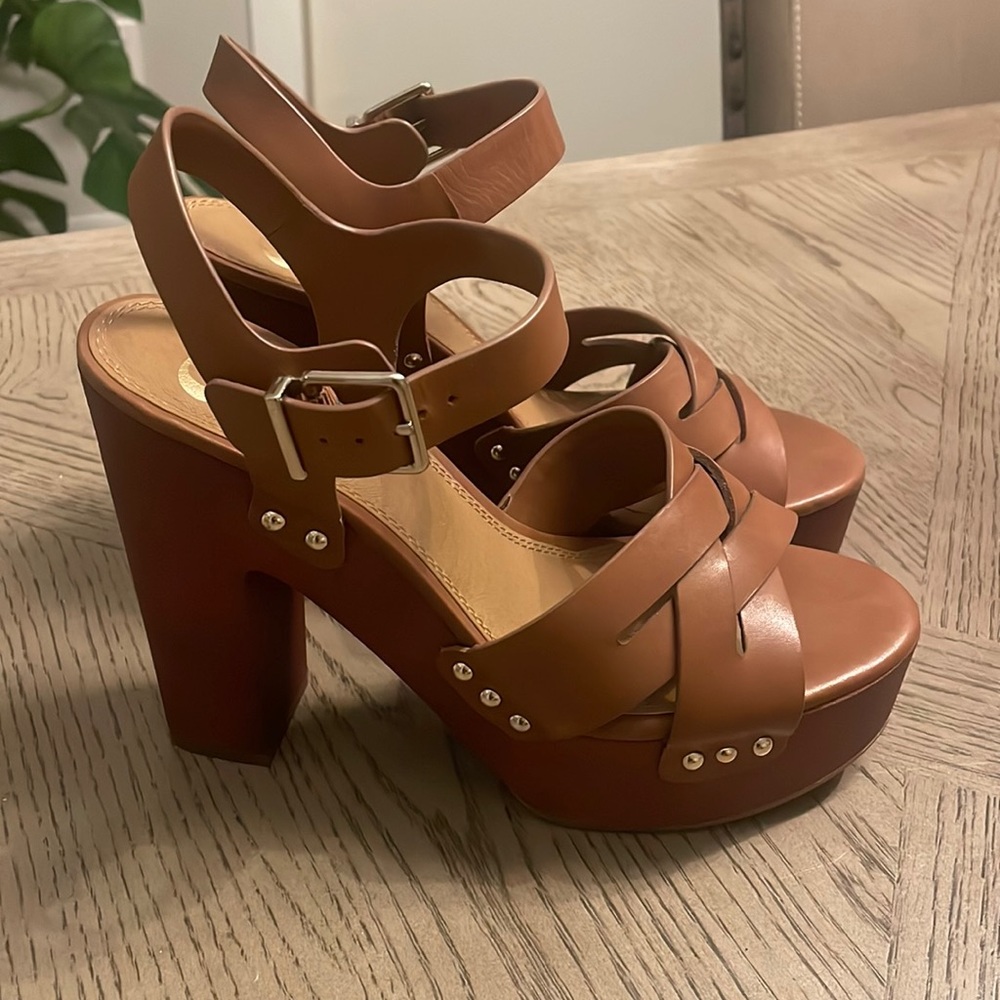 Gianni Bini platform sandals